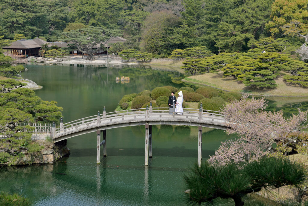 栗林公園結婚式　桜の咲く庭園でフォト婚を挙げる新郎新婦