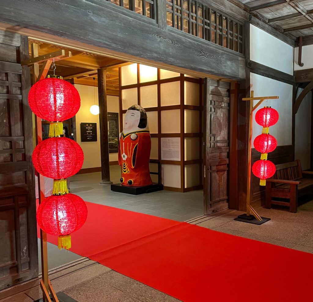 讃岐迎賓館　商工奨励館にて中国大使歓迎レセプション　会場正面玄関装飾。中国風の提灯　赤いカーペットが敷かれている。