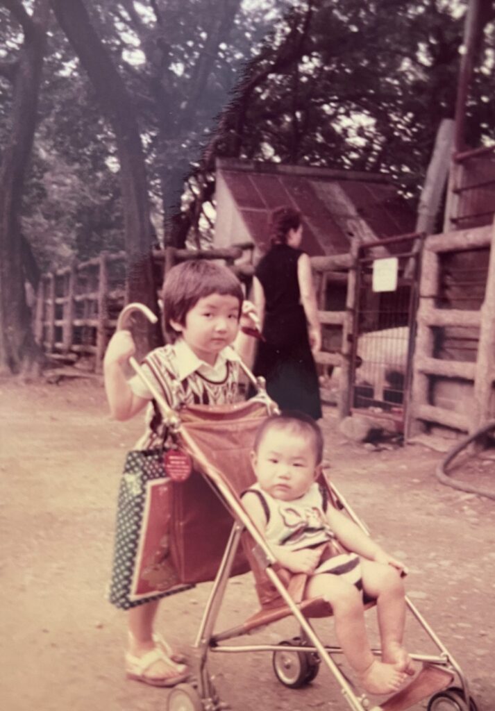 1970年代、栗林公園に動物園があった時代。動物園内をお散歩する子ども。