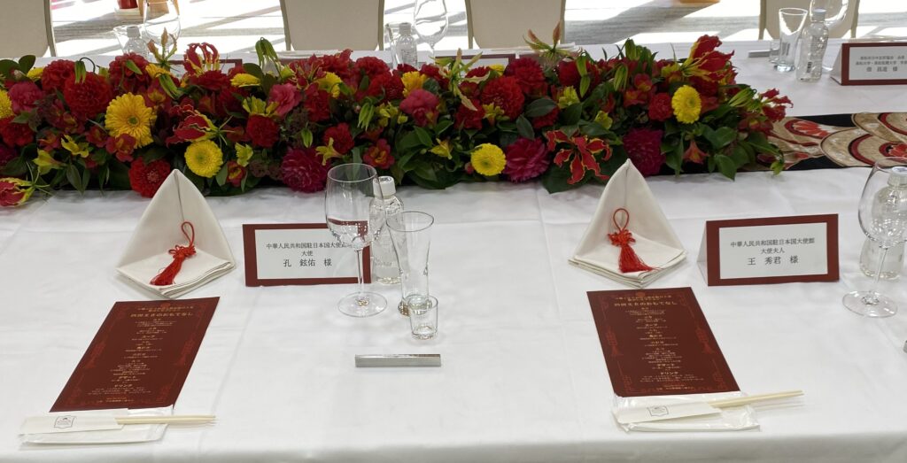 栗林公園商工奨励館でMICE開催時のテーブル装花　テーブルコーディネイト