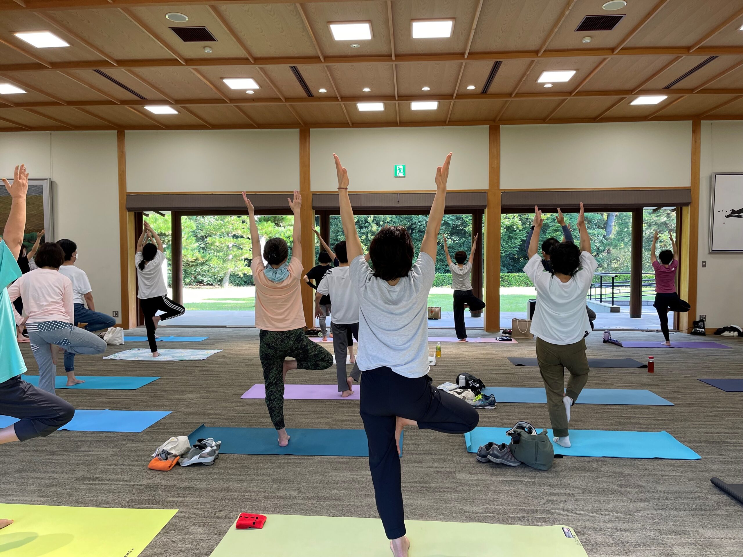 香川県高松市の栗林公園商工奨励館で行う朝ヨガイベント。雨天時は屋内で開催。
