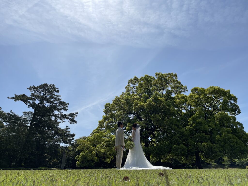 高松市栗林公園で結婚式の前撮り　ウエディングドレスとタキシード　