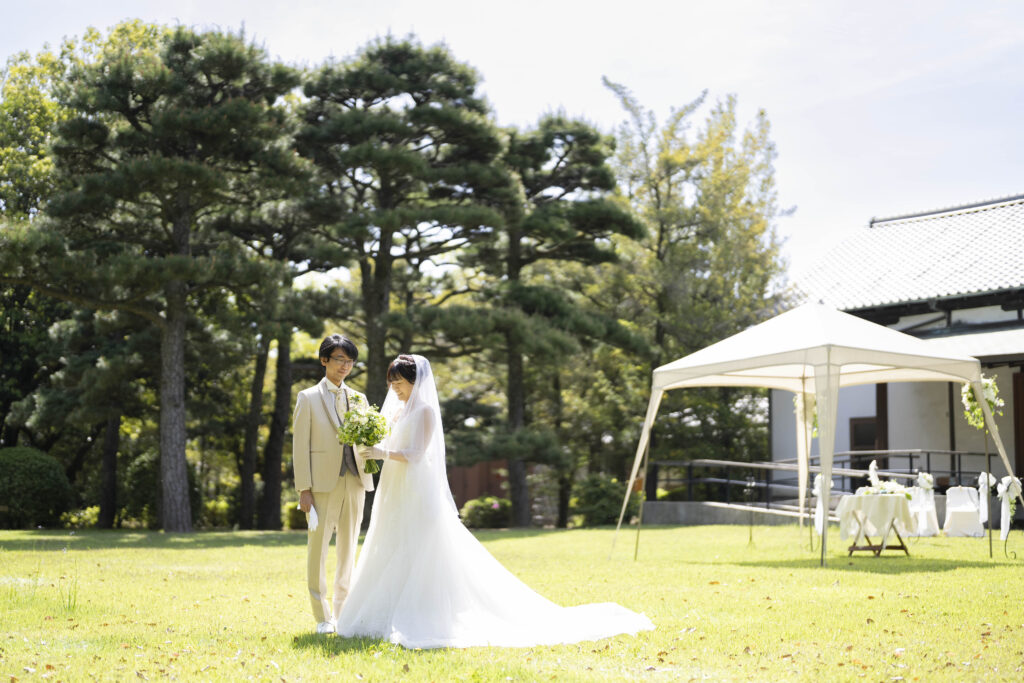 高松市栗林公園のフォトウェディング　栗林公園の結婚式　ガーデンウェディングができる。家族婚、家族だけの結婚式、少人数の結婚式　ガーデン人前式　ガーデンウェディング会場