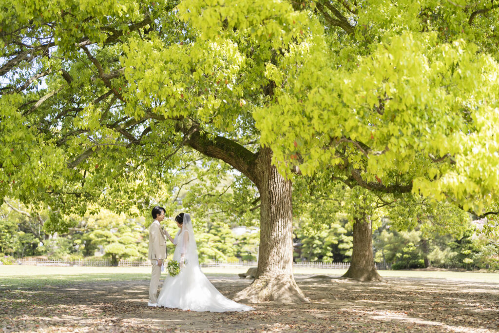 高松市栗林公園のフォトウェディング　栗林公園の結婚式　ガーデンウェディングができる。家族婚、家族だけの結婚式、少人数の結婚式　ガーデン人前式　ガーデンウェディング会場