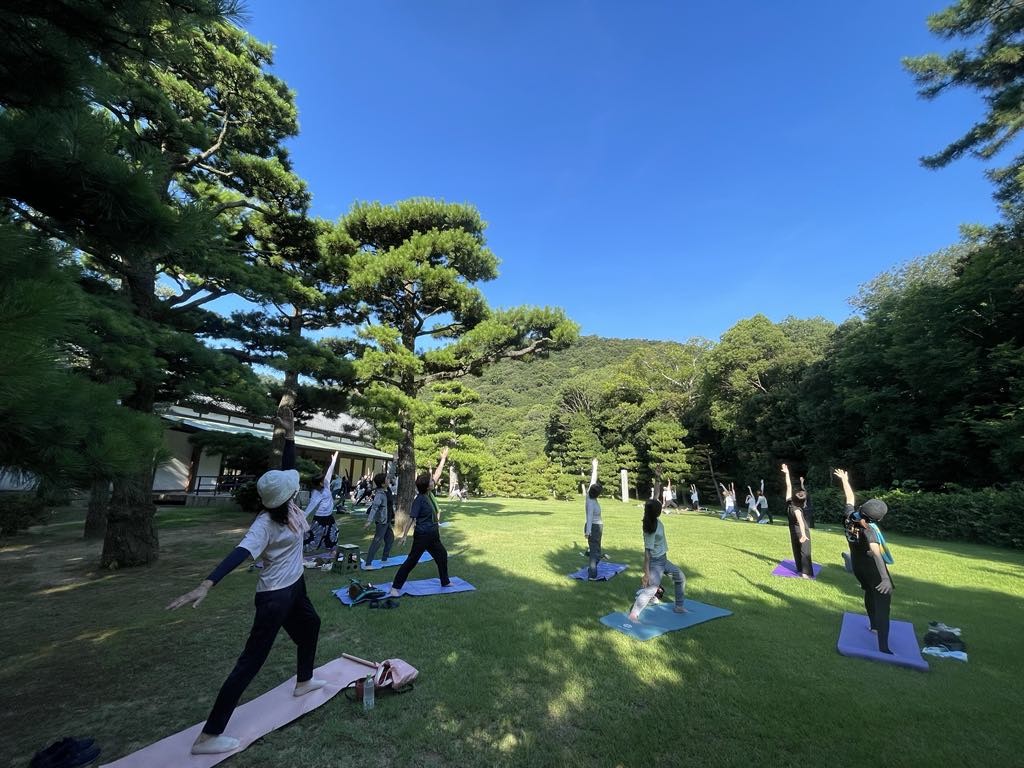 令和6年度　香川県高松市の栗林公園商工奨励館のお庭でヨガ。「庭園ヨガ」朝ヨガ。