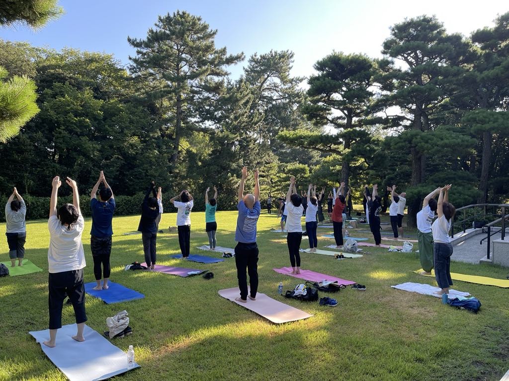令和6年度　香川県高松市の栗林公園商工奨励館のお庭でヨガ。「庭園ヨガ」朝ヨガ。
