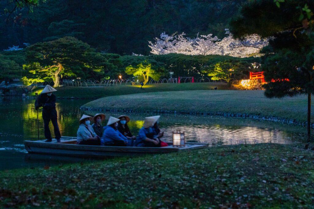 特別名勝 栗林公園 2025年 春のライトアップ 夜間の和船運航の風景